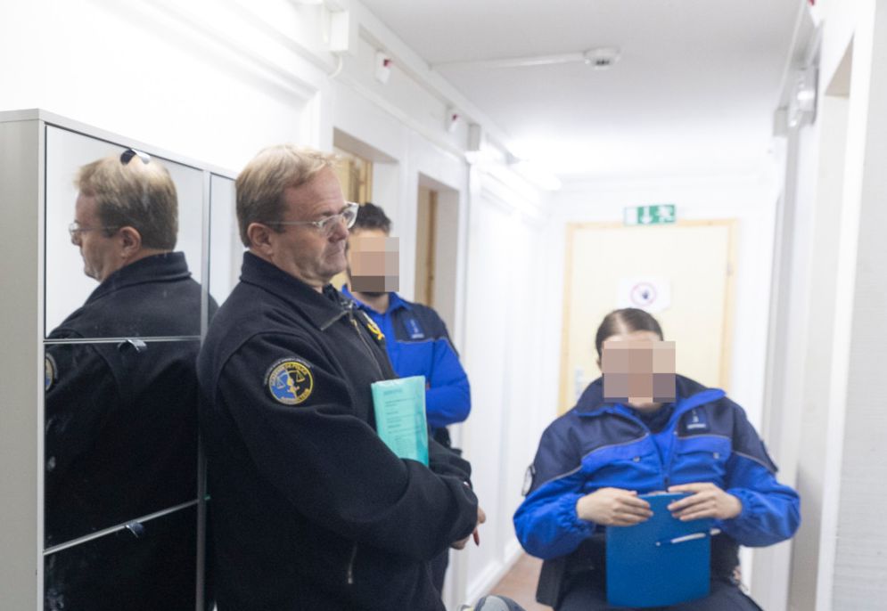 Lavey-Morcles, le 19 avril  2024.  Exercice pour les aspirants policiers d'intervention pour une violence domestique dans un faux appartement dans le bunker de Savatan.  Sous l'oiel attentif Jade Uldry enseignante  et d'un instructeur. (24heures/Odile Meylan) 