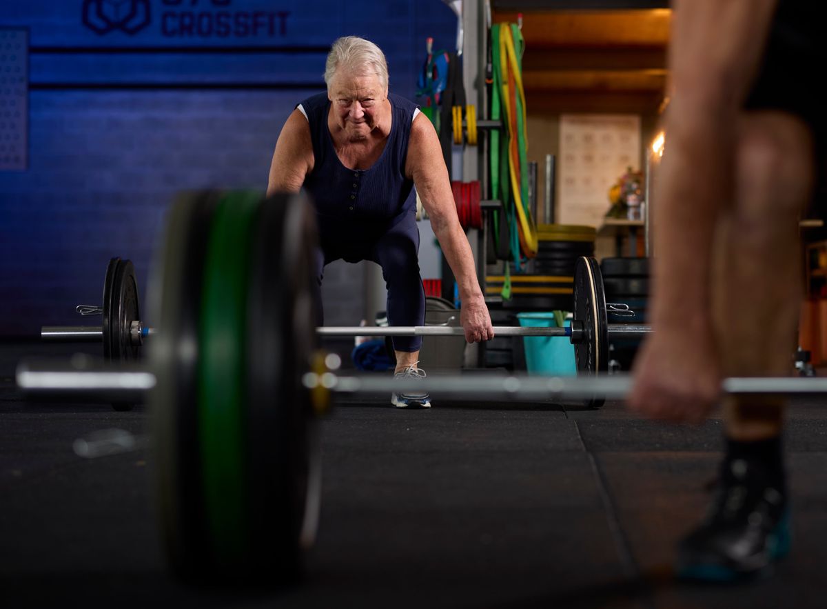 Raymonde, une senior, soulève une barre au Crossfit 975 à Cressier.