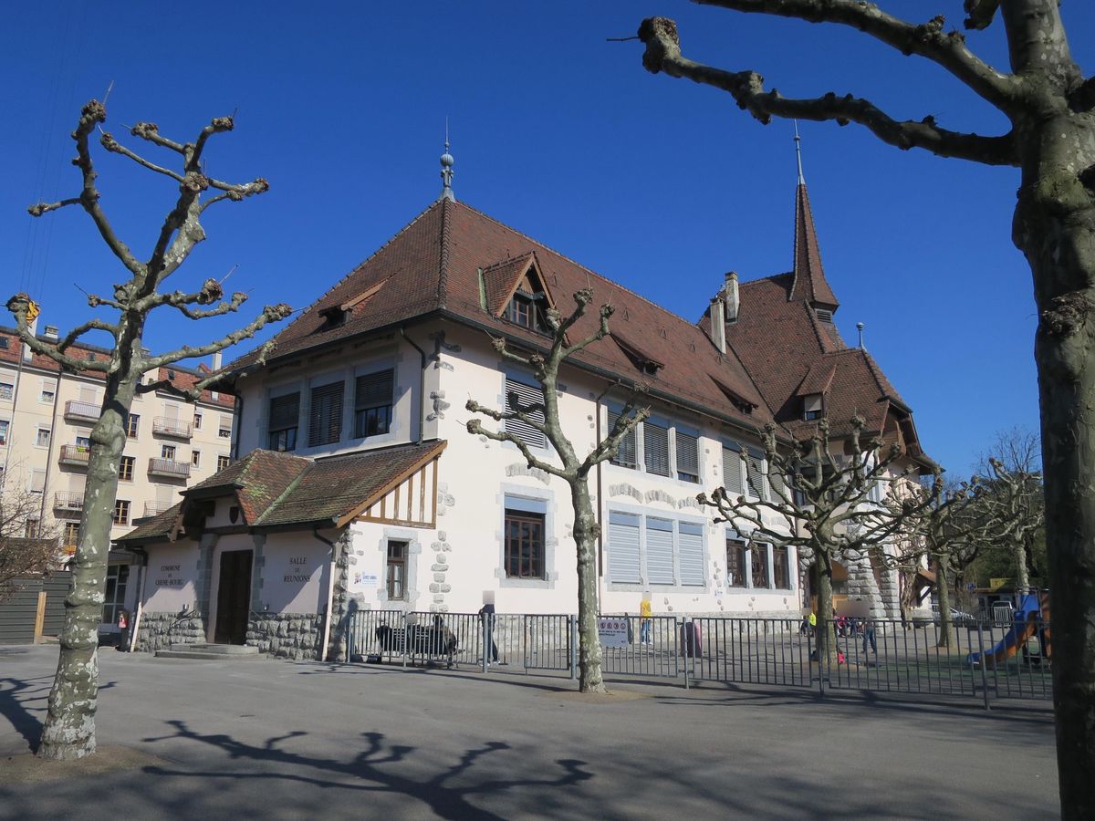 L’école primaire de la place Louis-Favre, du plus pur «Heimatstil», a été construite en 1904. On la doit à l’architecte Marc Camoletti.