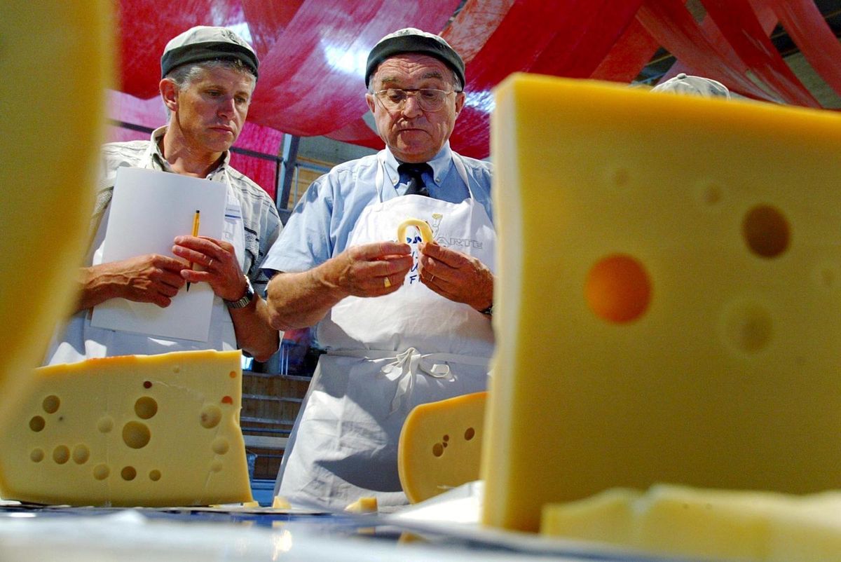 Lors d’une édition passée du Salon Suisse des Goûts et Terroirs de Bulle, deux spécialistes dégustent de l’Emmental.