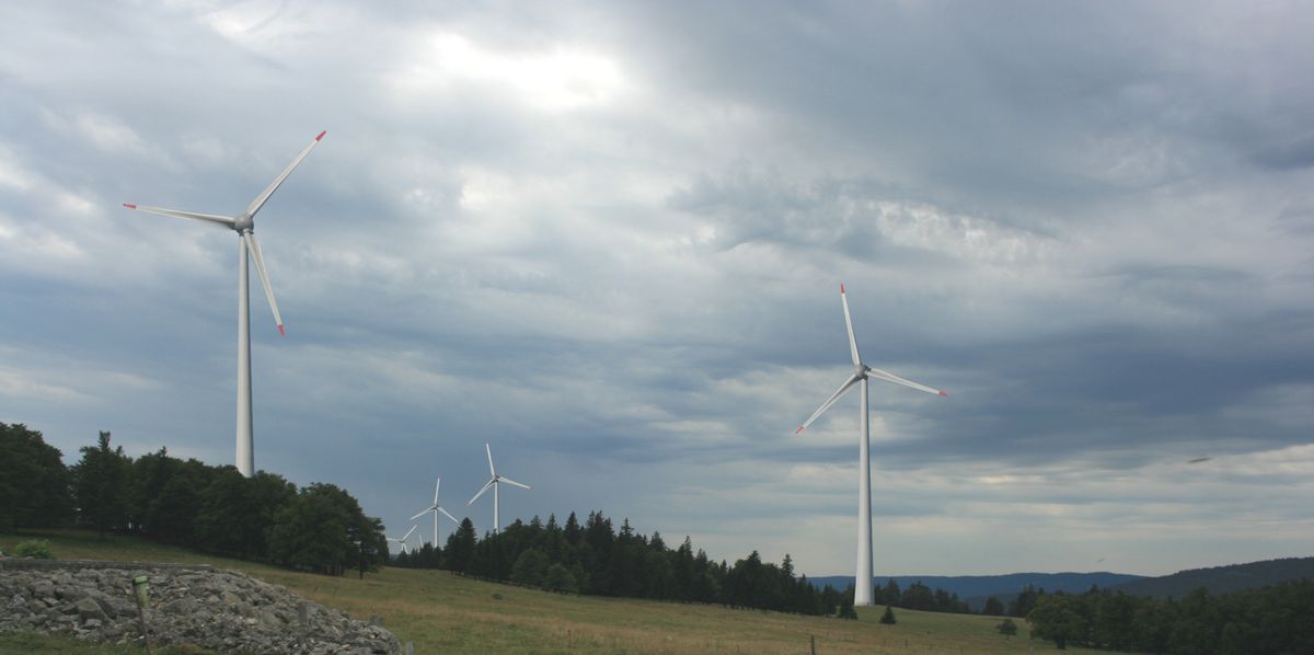 Des éoliennes.