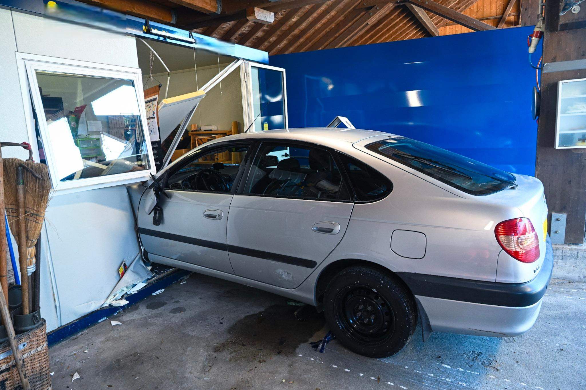 Unfall in Ottikon: 89-Jähriger rast mit Auto in Bürocontainer und erfasst eine Frau