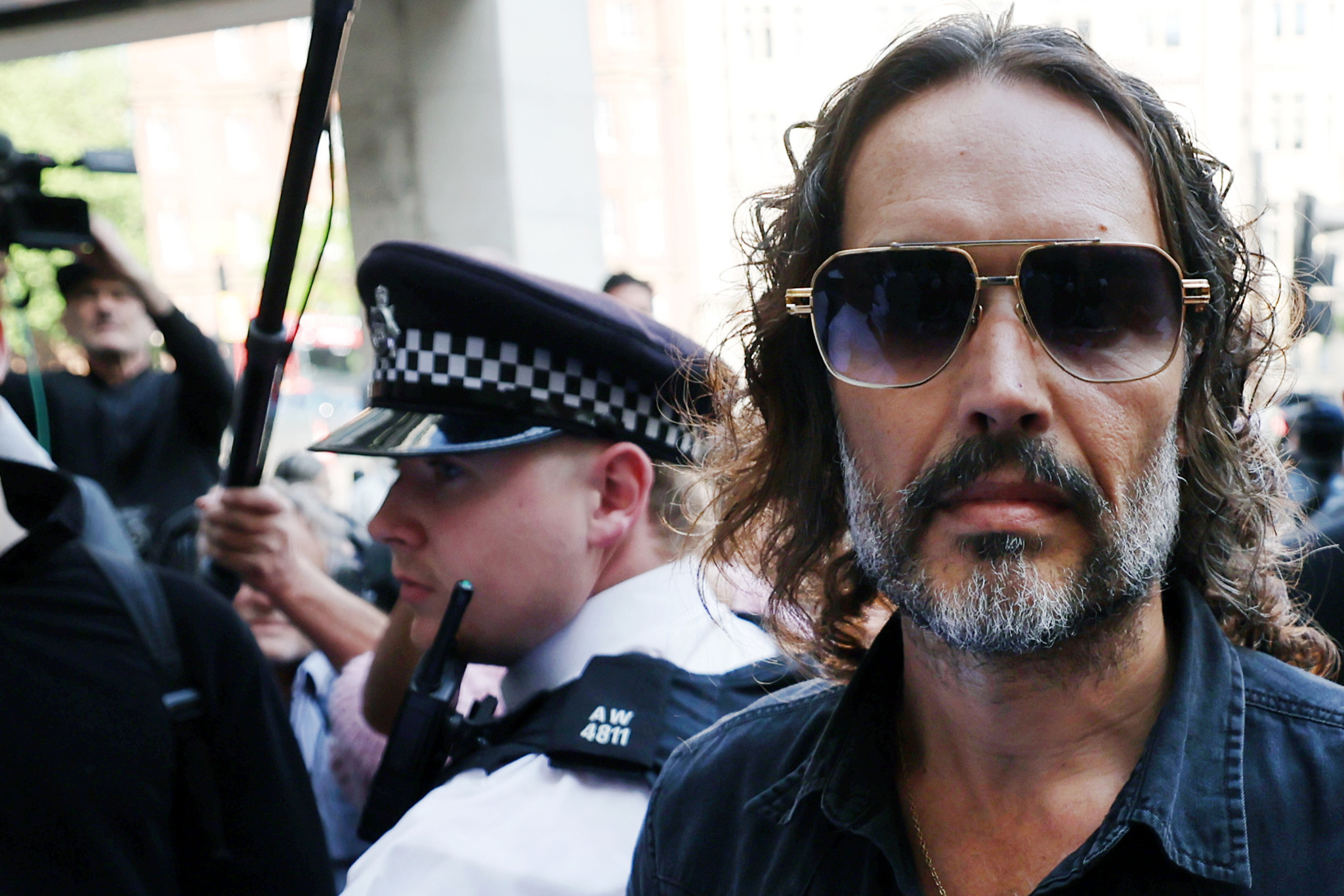 Sexuelle Gewalt: Russell Brand räumt Fehlverhalten ein – bestreitet aber jede Straftat