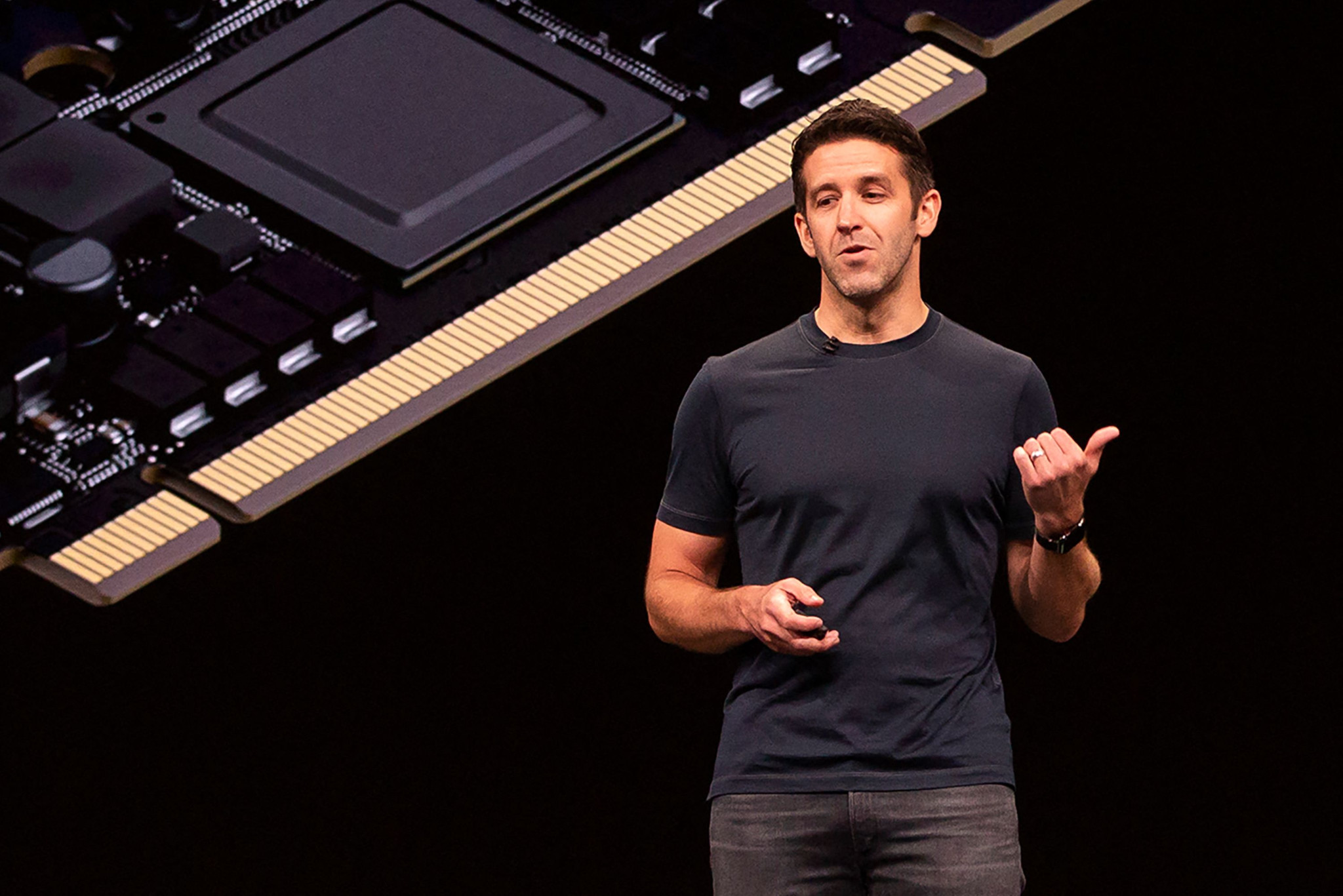 Apple-CEO John Ternus präsentiert Mac Pro Hardware an der WWDC 2019 in San Jose, im Hintergrund eine vergrösserte Platine.