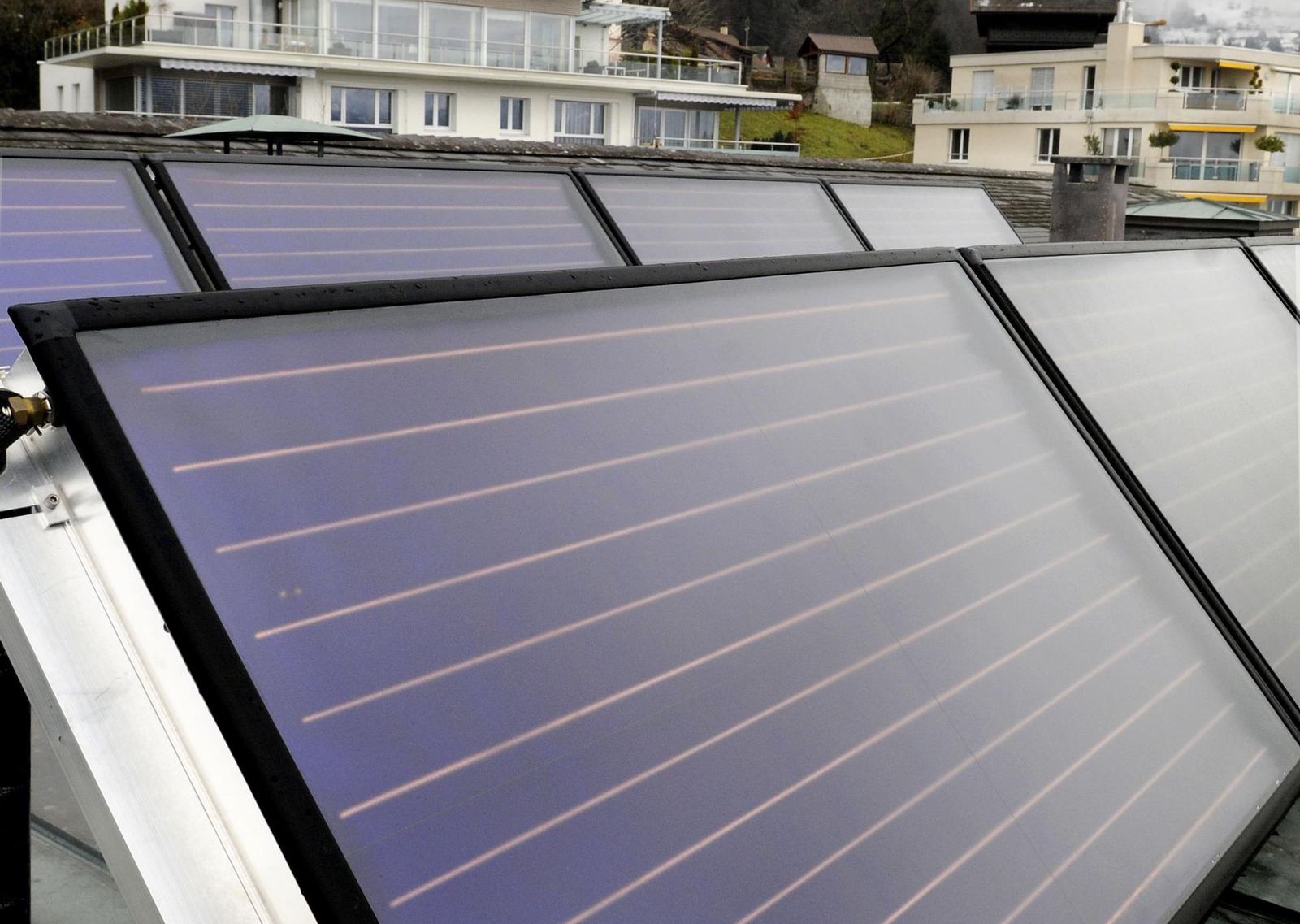 Des opérations de démarchage, actuellement menées en Suisse pour vendre des panneaux solaires à des prix abusifs (photo d’illustration).