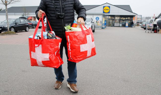 Foto Manuel Geisser 25.11.2021 Deutschland : Einkaufstourismus Discounter in Deutschland *** Photo Manuel Geisser 25 11 2021 Germany Shopping tourism Discounters in Germany 