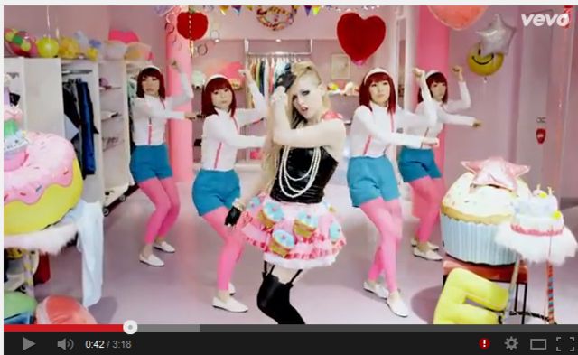 Avril Lavigne veut faire honneur à la culture nippone: elle en fait des tonnes.