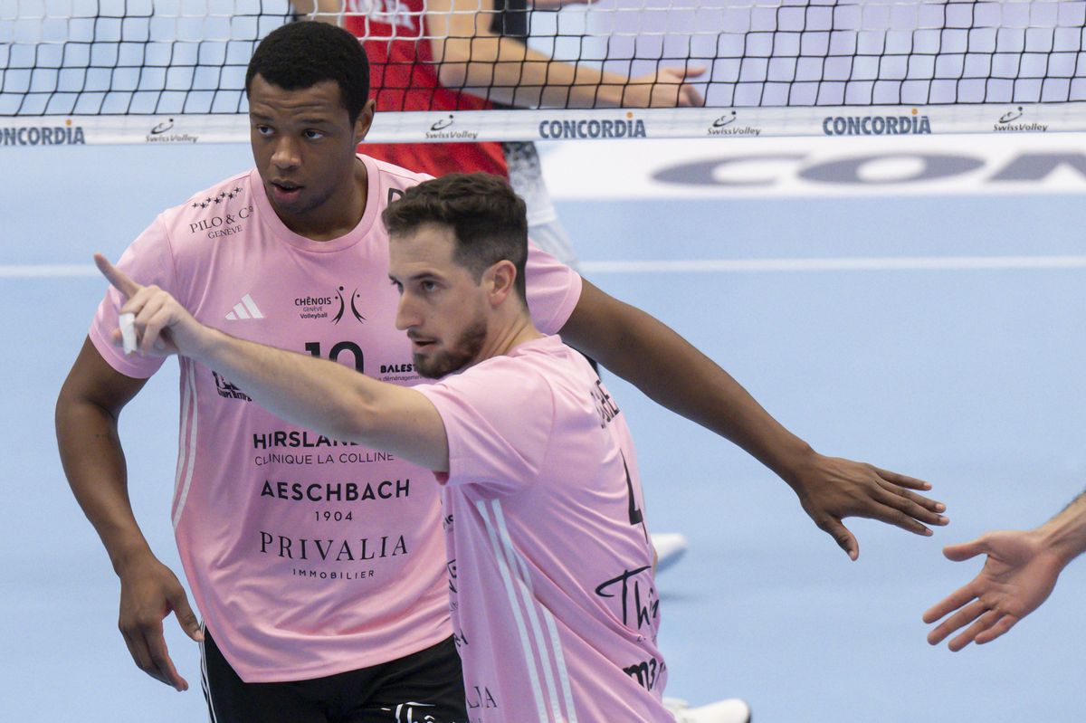Chenois-Genfs James Norris, links, und Ignacio Sanchez Fernandez feiern einen Punkt im Volleyball Supercup der Maenner zwischen Volley Schoenenwerd und Chenois-Geneve Volleyball, am Samstag, 14. Oktober 2023, in der Mobiliar Arena in Muri Guemligen. (KEYSTONE/Peter Schneider)
