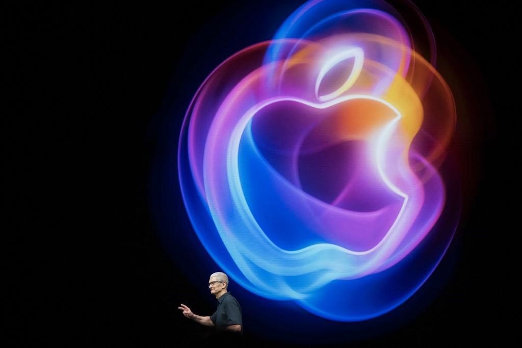 Tim Cook présente lors de l'événement 'It's Glowtime' d'Apple à Cupertino, devant un logo Apple lumineux, le 9 septembre 2024.