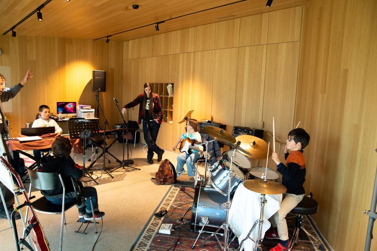 Atelier rock à l’EPI – espace de pratique instrumentale – dans les nouveaux locaux carougeois. Chaque atelier se choisit un nom, pour les concerts et l’enregistrement annuelle d’une composition originale. Ici, les Magic Kids.