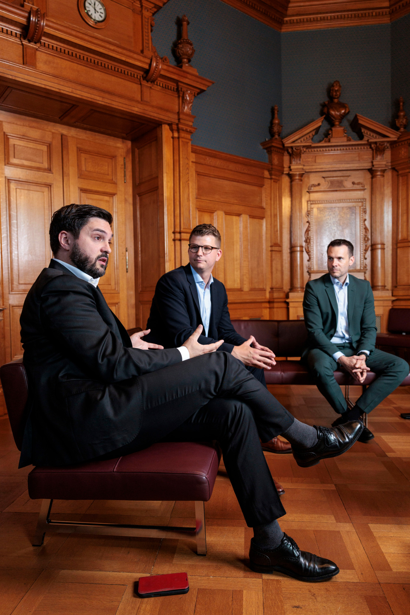 Nationalrat Mike Egger (SVP) mit Brille und dunklem Sakko, lächelnd in einem Korridor des Bundeshauses. Nationalrat Mike Egger (SVP) mit Brille und dunklem Sakko, lächelnd in einem Korridor des Bundeshauses.
