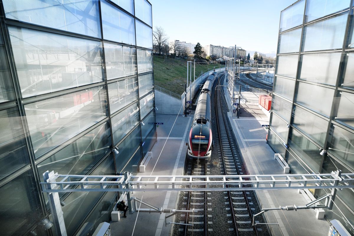 Un train du Léman Express arrivant en gare de Lancy-Bachet.