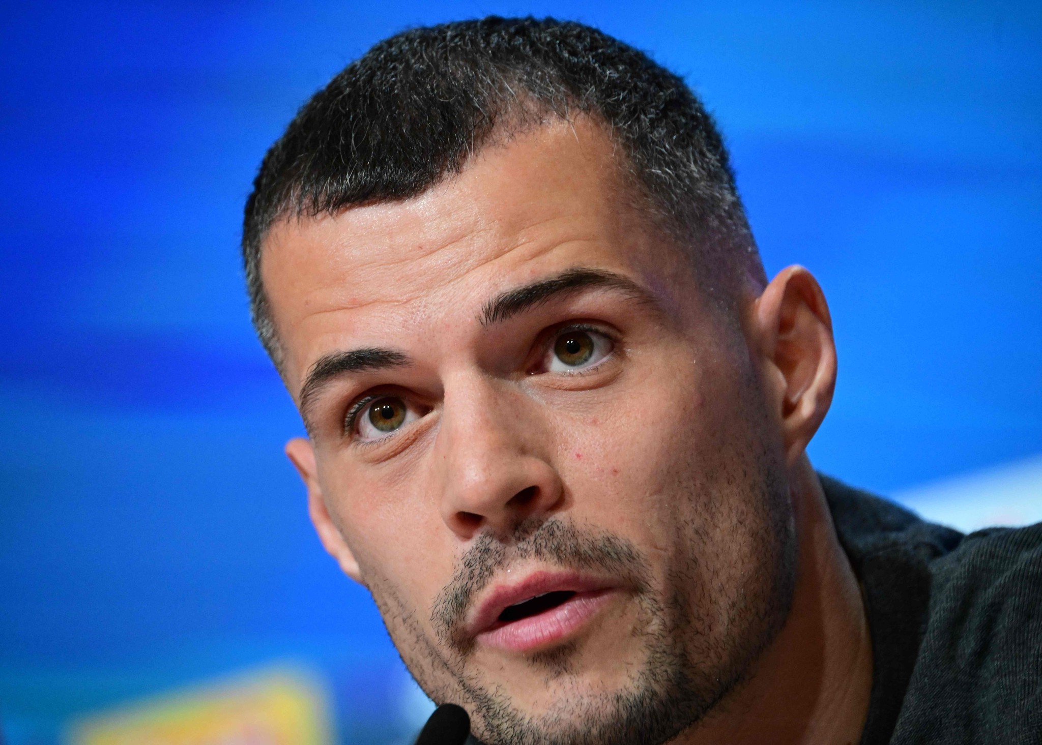 Granit Xhaka, milieu de terrain suisse de Bayer Leverkusen, s’exprime lors d’une conférence de presse avant le match de Ligue des champions contre le Bayern Munich le 4 mars 2025.
