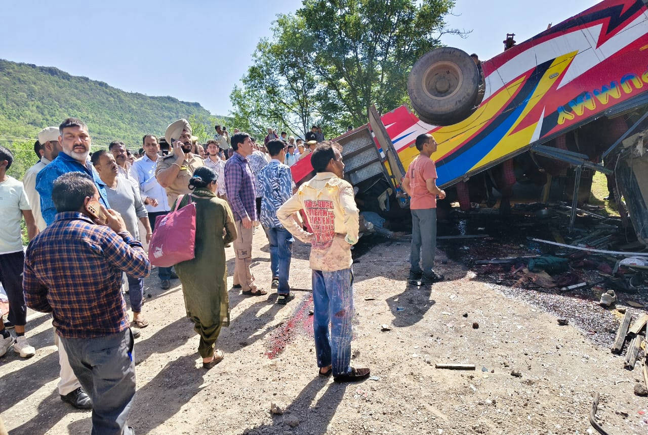 Verkehrsunfall in Indien: Bus stürzt 30 Meter in die Tiefe – mindestens 21 Menschen sterben