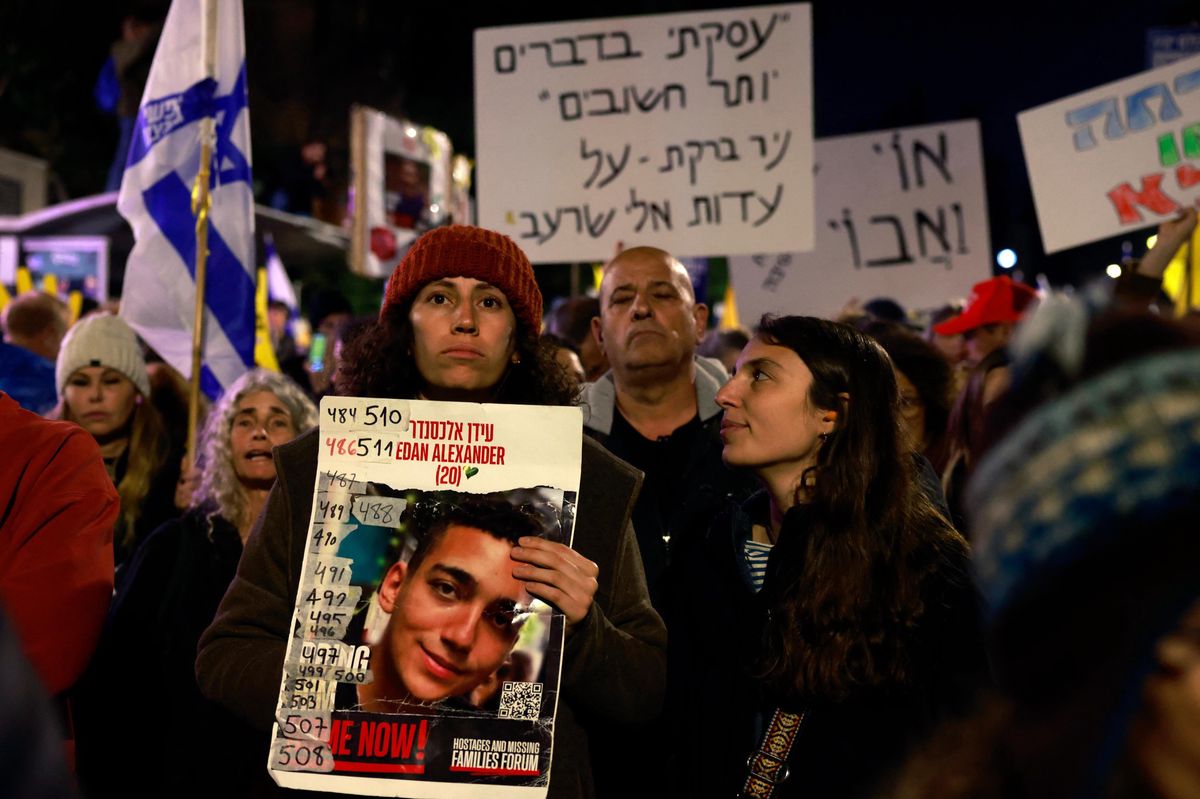 Des proches et partisans d’Israéliens capturés à Gaza par des militants palestiniens depuis octobre 2023, manifestent avec des pancartes à Jérusalem le 2 mars 2025, appelant le gouvernement à agir pour libérer les otages.