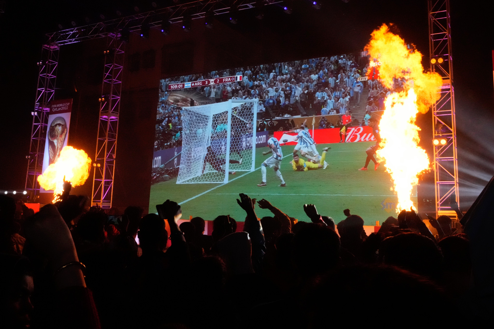 Même si elle ne nécessite pas forcément des cônes de flammes, notre façon de consommer le football évolue. (AP Photo/Bikas Das)