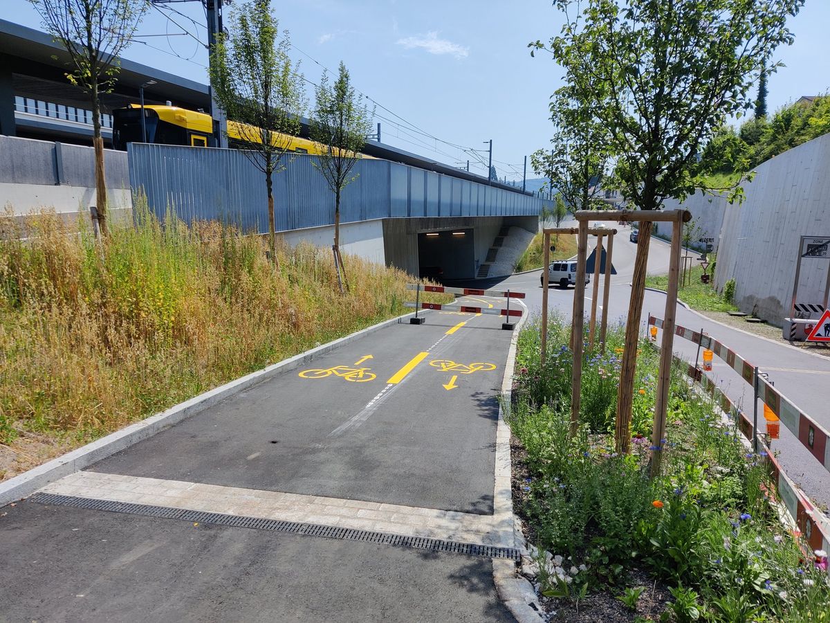 Wie-in-Grossbritannien-Velospur-beim-Bahnhof-Liestal-neu-mit-Linksverkehr