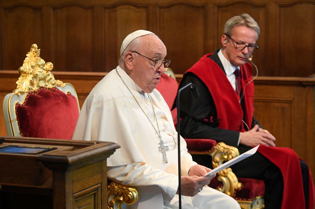 This handout photograph taken and released by the press service of the Vatican on September 27, 2024 shows Pope Francis (L) speaking as he attends a meeting with KU Leuven rector Luc Sels at the Katholieke Universiteit Leuven in Leuven, on September 27, 2024, during his visit to Belgium.  (Photo by Handout / VATICAN MEDIA / AFP) / RESTRICTED TO EDITORIAL USE - MANDATORY CREDIT "AFP PHOTO / HANDOUT / VATICAN MEDIA " - NO MARKETING NO ADVERTISING CAMPAIGNS - DISTRIBUTED AS A SERVICE TO CLIENTS