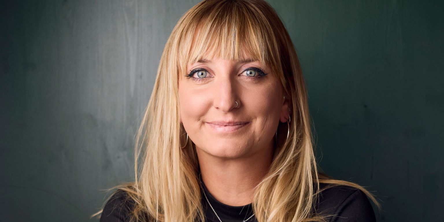 Portrait de l'ancienne joueuse de tennis vaudoise Timea Bachinsky posant avec les bras croisés dans le cadre du Tournoi WTA 125K de Montreux, le 5 septembre 2024.