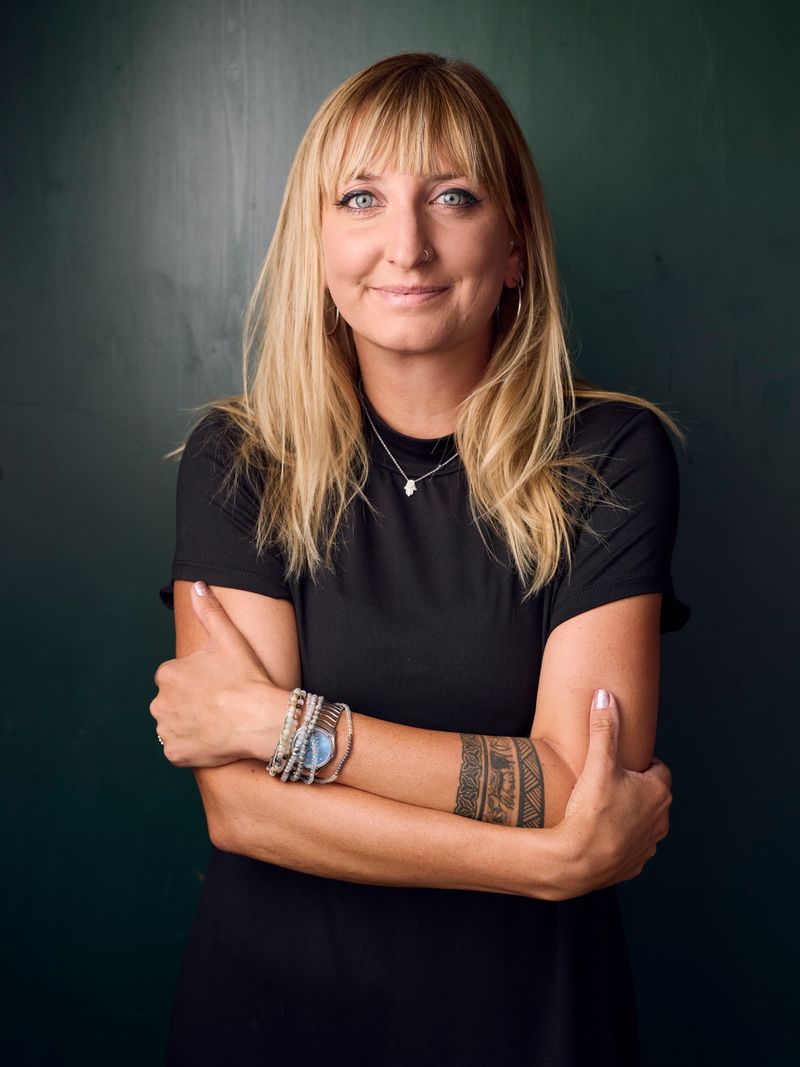 Portrait de l'ancienne joueuse de tennis vaudoise Timea Bachinsky posant avec les bras croisés dans le cadre du Tournoi WTA 125K de Montreux, le 5 septembre 2024.