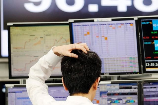 Un cambiste devant ses écrans.