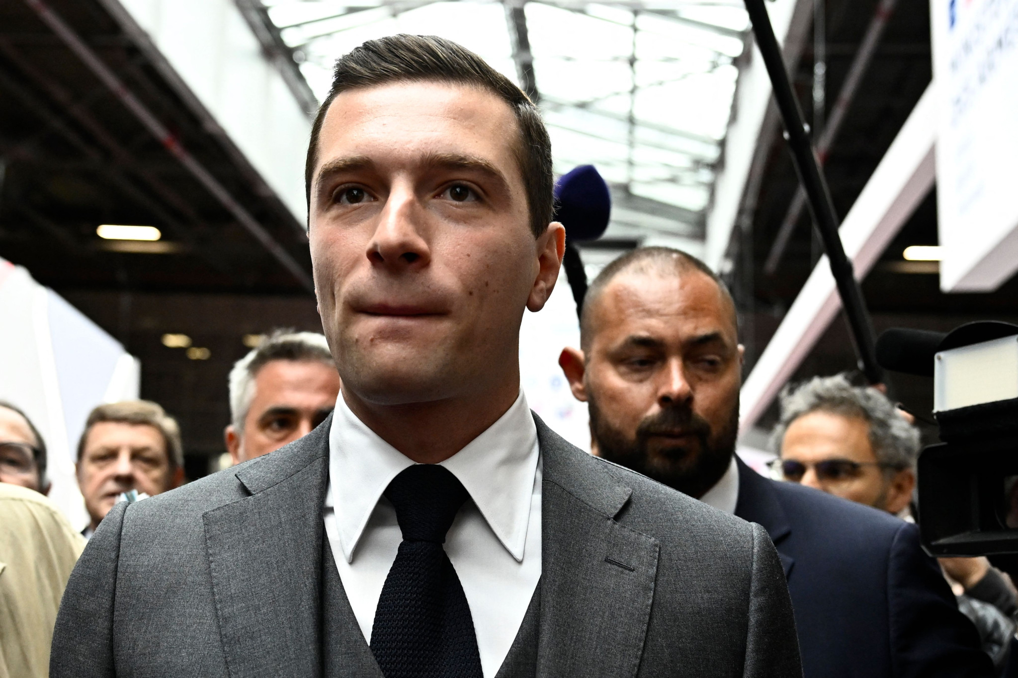 French far-right Rassemblement National (RN) party President and lead MEP Jordan Bardella (C) attends a visit to the Eurosatory land and airland defence and security trade fair, at the Paris-Nord Villepinte Exhibition Centre in Villepinte, north of Paris, on June 19, 2024. (Photo by JULIEN DE ROSA / AFP)