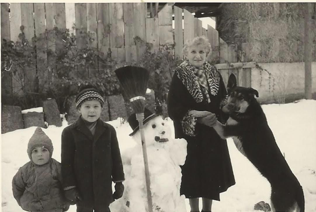 Hiver 1962 à Jussy: Jacques Sallin et son petit frère Jean-Pierre, Florentine et le chien entourent le bonhomme de neige.