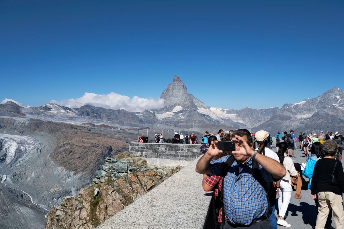 Mehr Reisende kommen in die Schweiz: Touristen im Sommer 2022 auf dem Gornergrat in Zermatt.