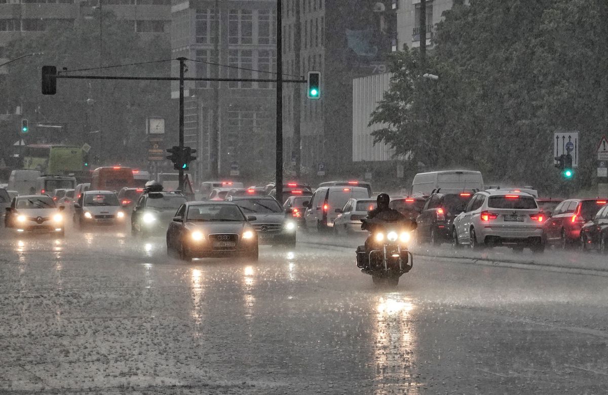 Des voitures circulent sous une forte pluie à Berlin, le 6 juin 2019.