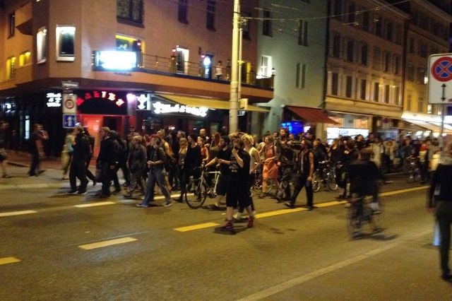 Gegen 23 Uhr formierte sich für ein paar Minuten doch noch ein richtiger Umzug: Demonstranten in der Langstrasse, kurz vor dem Helvetiaplatz. Foto: hub