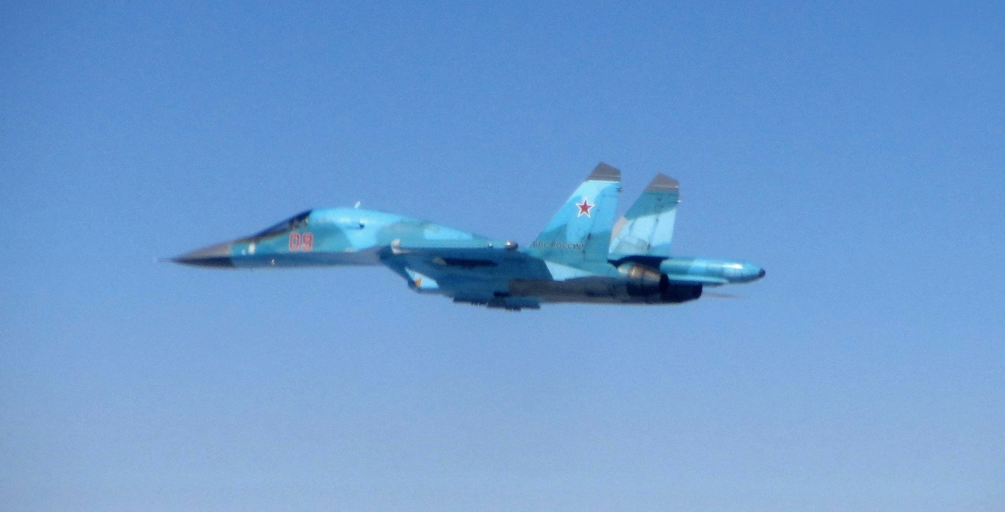 Russlands Streitmacht in der Luft beträgt laut dem Institut für Strategische Studien furchterregende 800 Flugzeuge, darunter hochmoderne Su-34-Jagdbomber ...