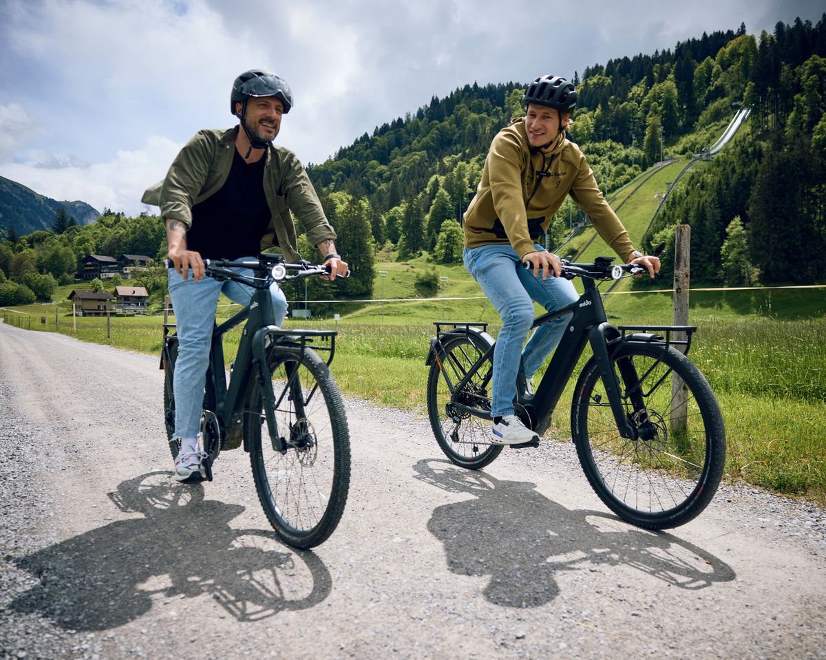 Engelberg, le 28 mai 2024. Interview de Marco Odermatt par Florian Mueller à vélo. Le multiple champion de ski est ambassadeur de la marque de e-bike suisse miloo.     Photo Yvain Genevay / Le Matin Dimanche