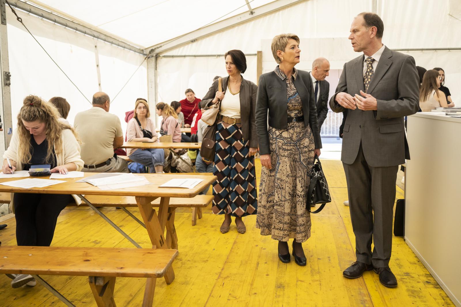 Jeudi, la conseillère fédérale Karin Keller-Sutter et la secrétaire d’État aux migrations Christine Schraner Burgener ont visité un centre fédéral d’asile à Bâle.