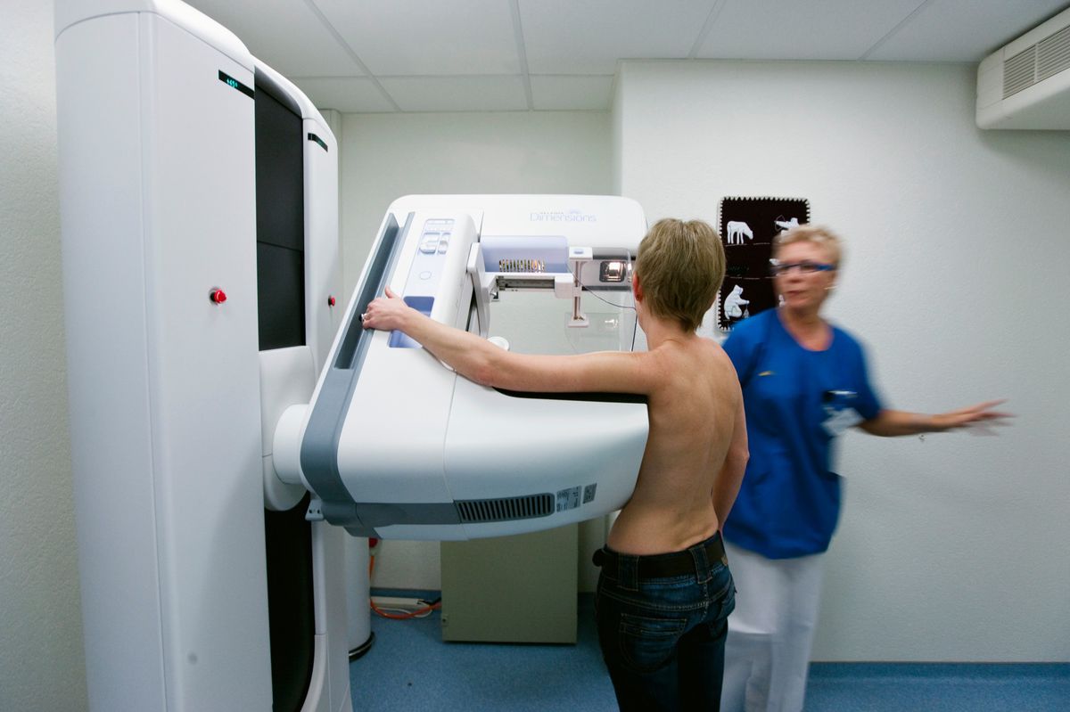 A radiographer makes last preparations for the radiographing of a woman's breast at the Clinic Engeried in Bern, Switzerland, pictured on December 8, 2009. Mammography is a method for early detection of breast cancer (breast carcinoma). (KEYSTONE/Gaetan Bally)

Eine Roentgenassistentin trifft am 8. Dezember 2009 in der Klinik Engeried in Bern letzte Vorbereitungen fuer die Roentgenaufnahme der Brust einer Frau. Die Mammografie ist eine Methode zur Frueherkennung von Brustkrebs (Mammakarzinom). (KEYSTONE/Gaetan Bally)