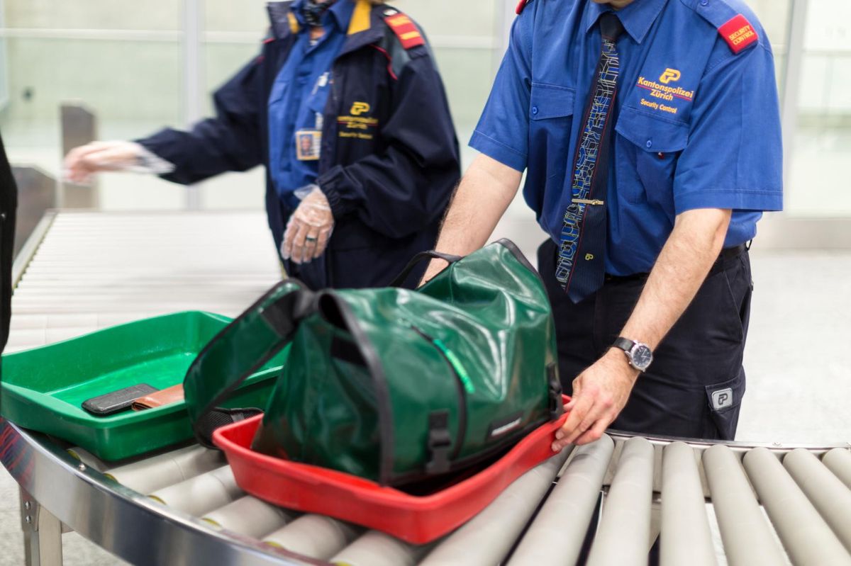 Aktuell müssen elektronische Geräte und Flüssigkeiten bei der Sicherheitskontrolle in ein separates Tablett gelegt werden.