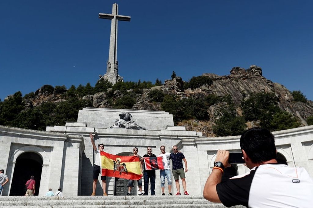 La justice suspend l'exhumation de Franco
