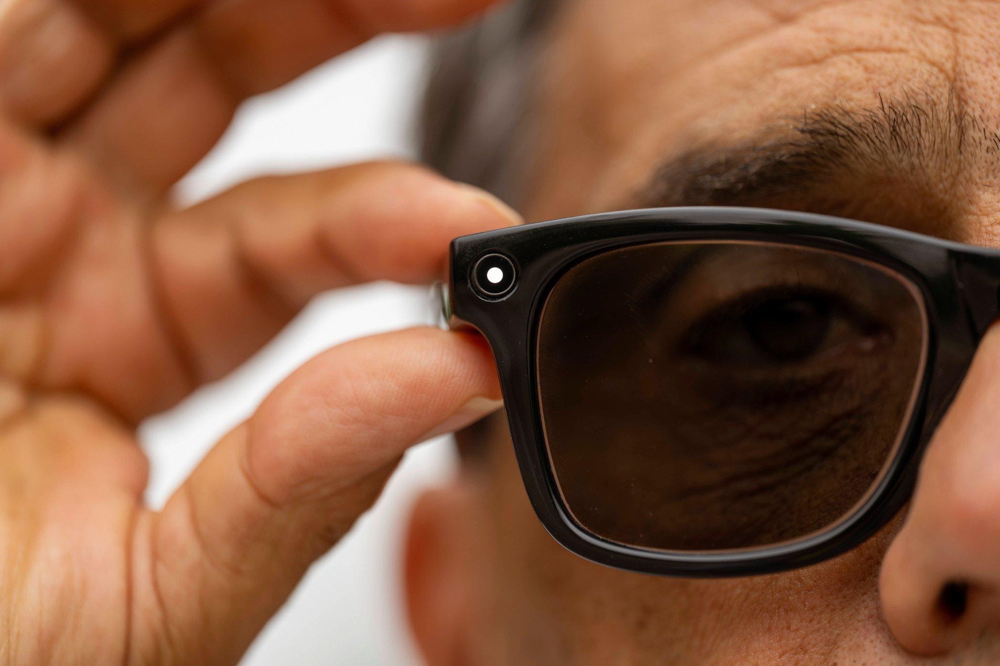 Protection de la vie privée: L’UE veut que les lunettes connectées signalent quand elles filment