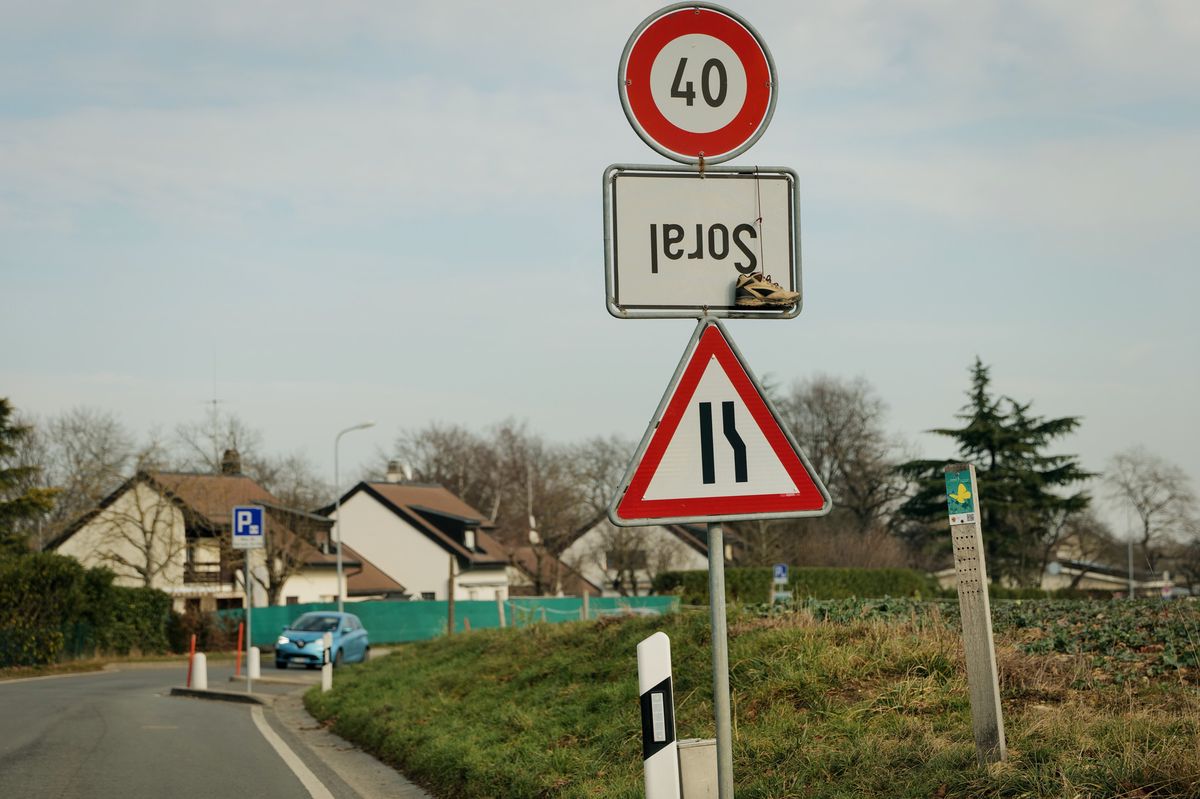 Genève, le 31 janvier 2024.  Les panneaux retournés: Celui de Soral.