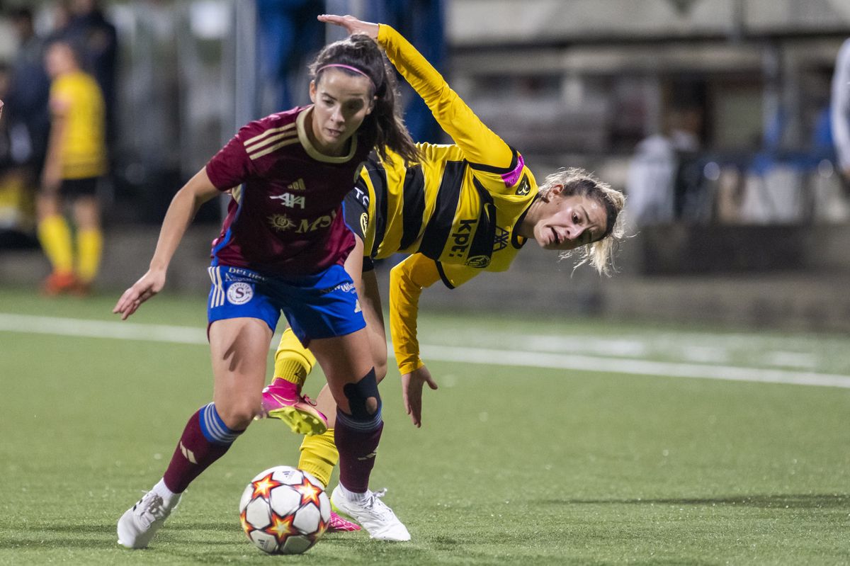 La joueuse genevoise Malena Ortiz Cruz, gauche, lutte pour le ballon avec la joueuse bernoise Caroline Krawczyk, droite, lors du match de championnat suisse de football de la Super League feminine entre le Servette FC Chenois Feminin et le BSC Young Boys Women, ce mercredi 4 octobre 2023 au stade de la Fontenette a Carouge pres de Geneve. (KEYSTONE/Martial Trezzini)