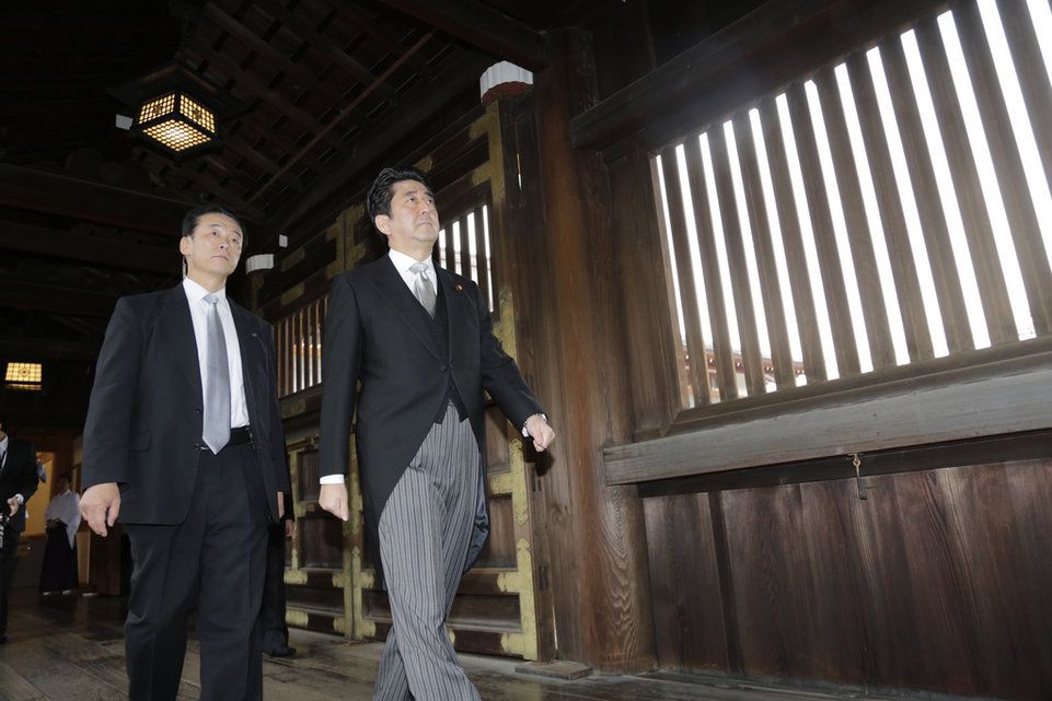 Abe provoziert am ersten Jahrestag Der Bund