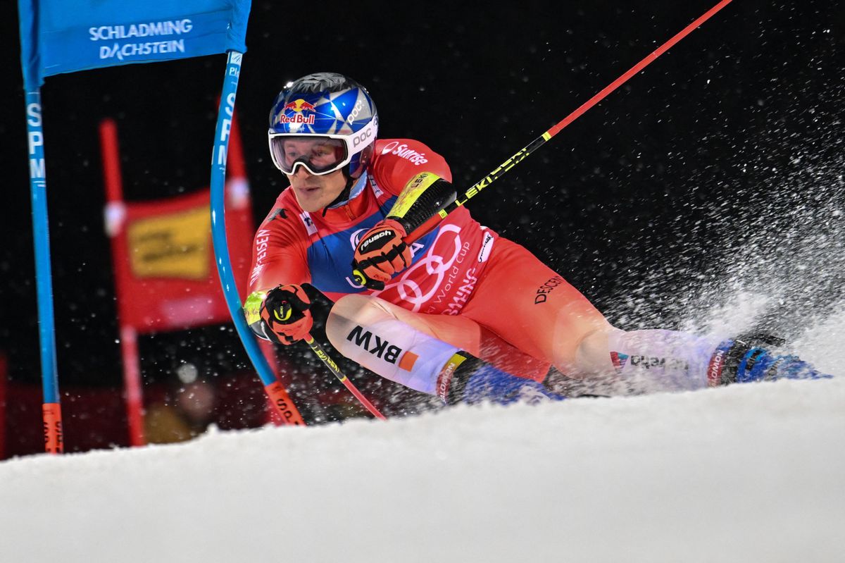 TOPSHOT - Switzerland's Marco Odermatt competes during the Men's Giant Slalom event of the FIS Alpine Skiing World Cup in Schladming, Austria, on January 23, 2024. (Photo by KERSTIN JOENSSON / AFP)