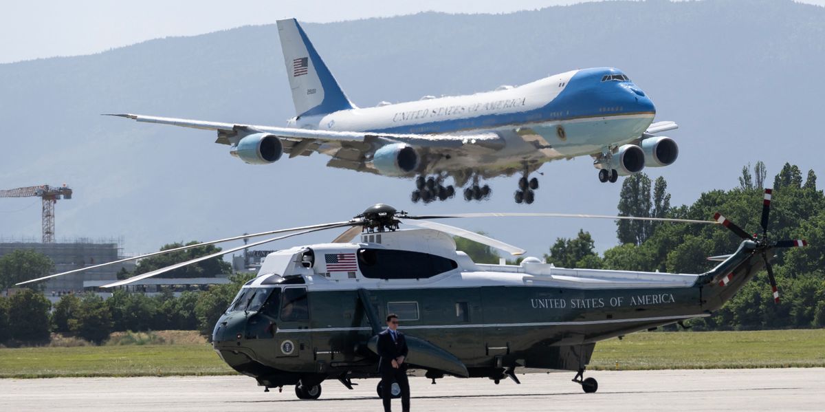 Schwere-Eskorte-nach-vian-Hier-landet-Donald-Trump-in-Genf-und-steigt-in-den-Helikopter-um