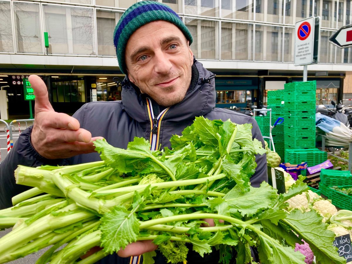 Stéphane Husson présente la cima di rapa qui borde le stand de Benoît primeurs.
