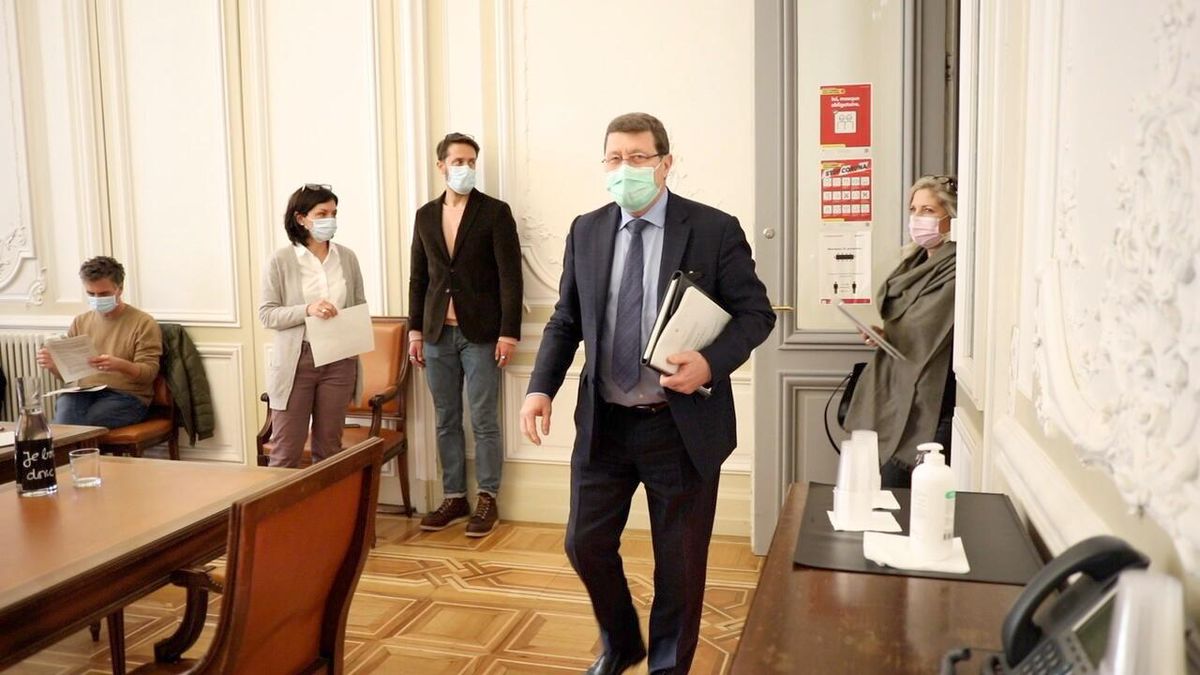 Un homme entre dans une salle