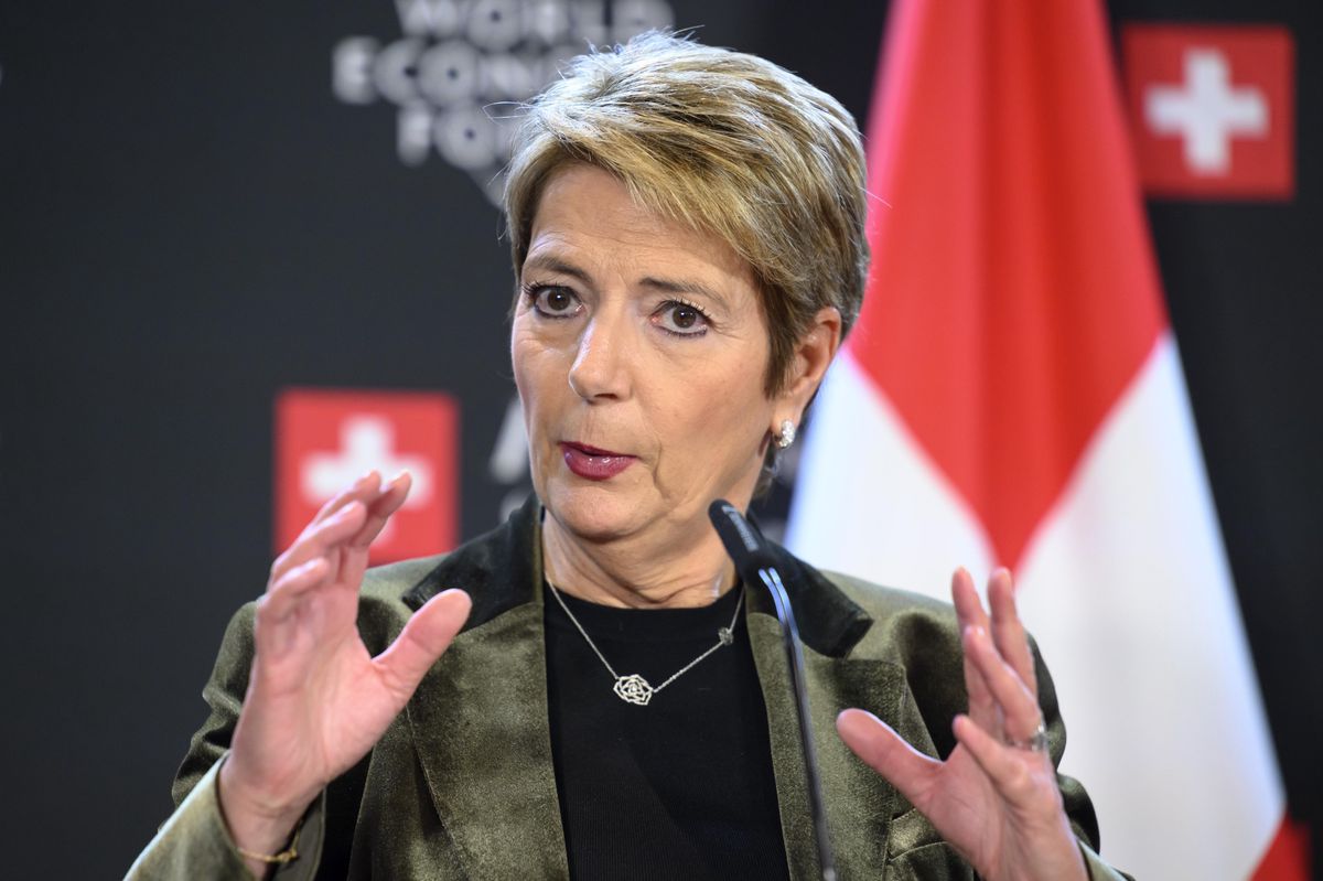 La présidente fédérale suisse Karin Keller-Sutter s’exprime lors d’une conférence de presse au Forum économique mondial à Davos, janvier 2025.