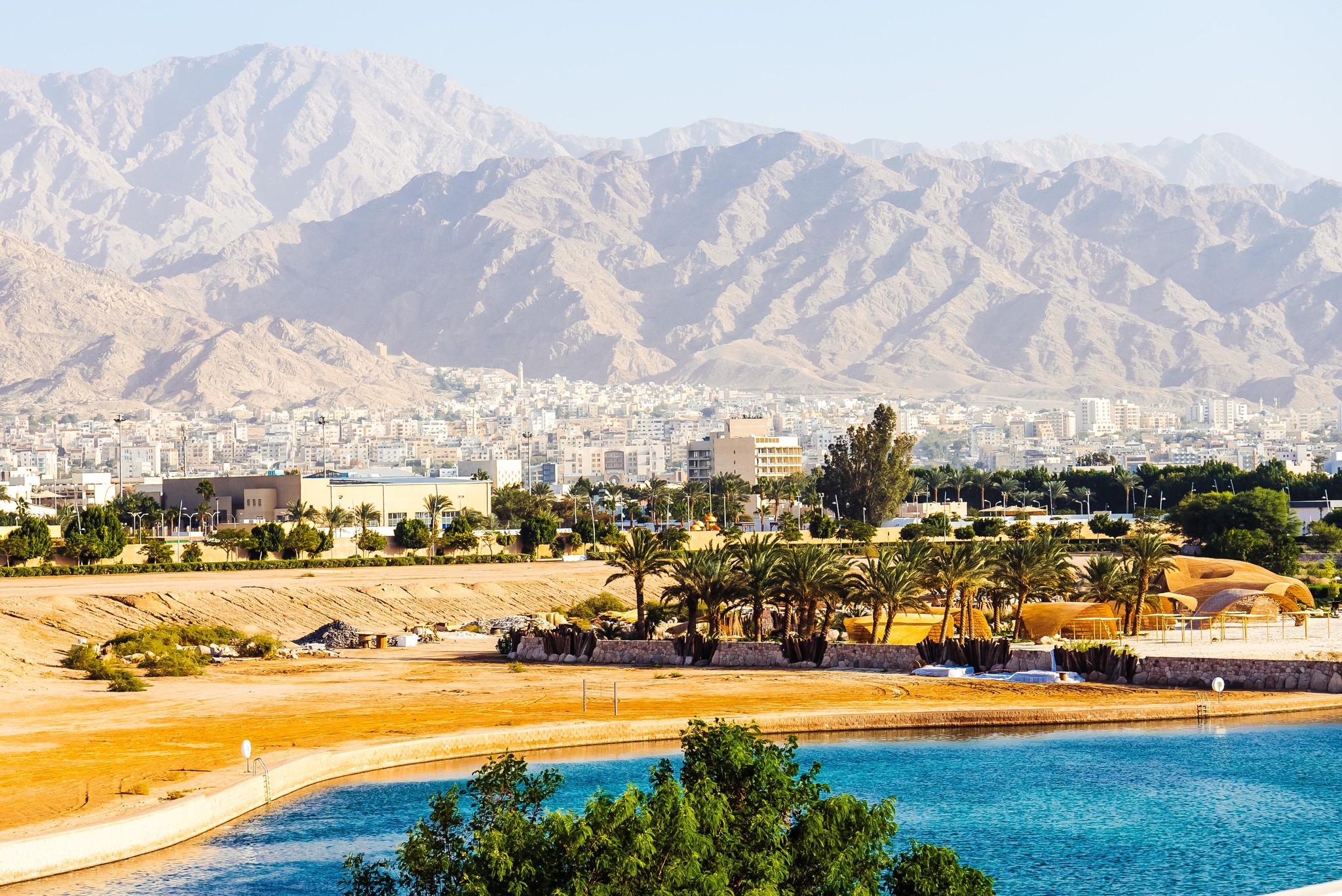 Coincée entre la mer et la montagne, Aqaba est l’unique station balnéaire du pays.