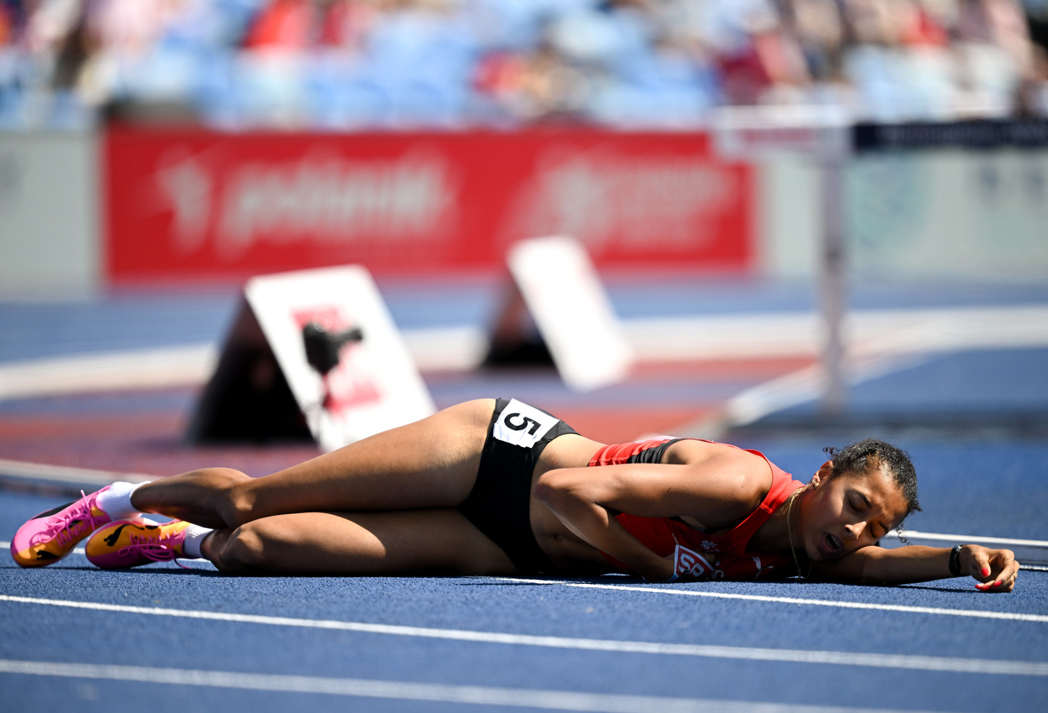 Audrey Werro aus der Schweiz liegt nach einem Sturz im 800m-Halbfinale der Frauen bei der Leichtathletik-EM in Birmingham auf der Tartanbahn.