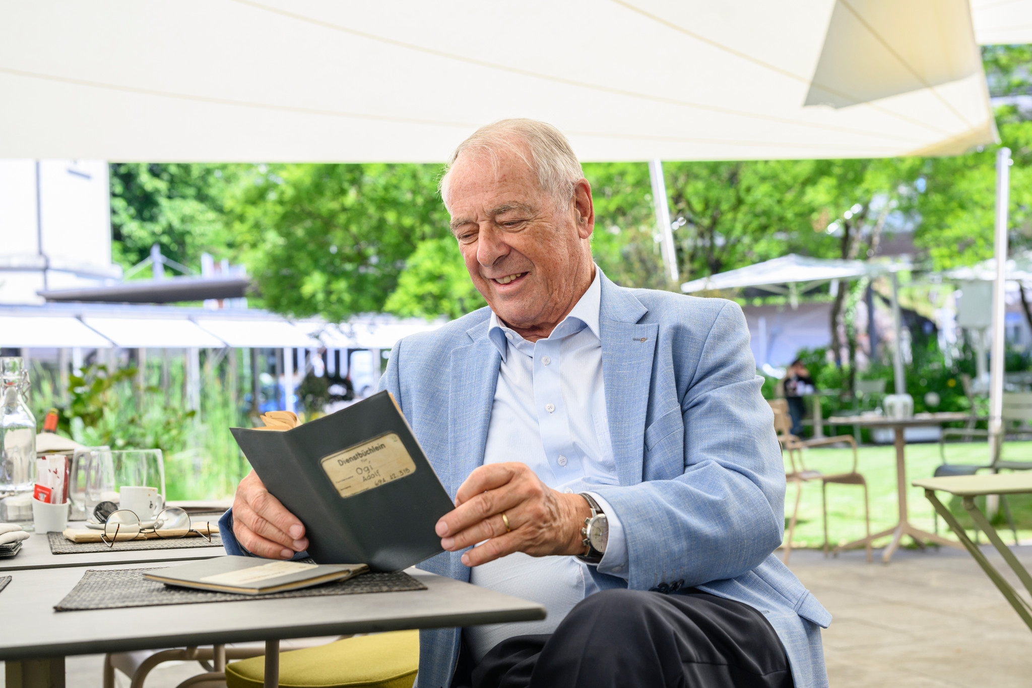 Adieu au mythique carnet: «Feuilleter son livret de service, c’est comme revoir le film de sa vie»