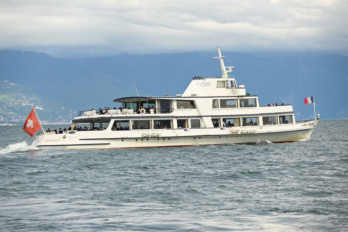 Le «Henry-Dunant», ici mercredi au large d’Ouchy, mesure plus de 50 mètres de long. Il peut accueillir 550 passagers.