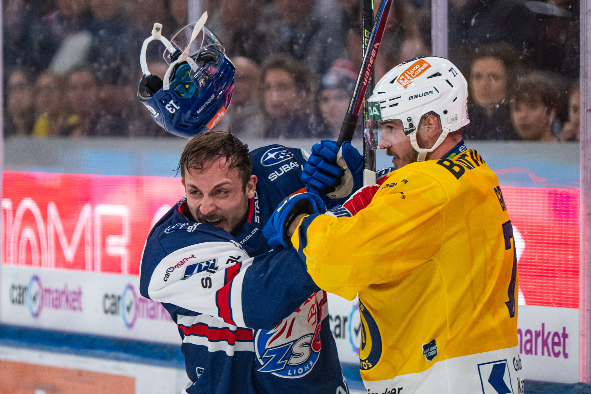 Justin Sigrist (ZSC Lions) und Nico Gross (HC Davos) in einem heftigen Zweikampf beim National-League-Spiel in Zürich, 10. April 2026.